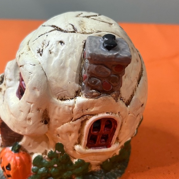 White and Red Skull Decor - Picture 10 of 14